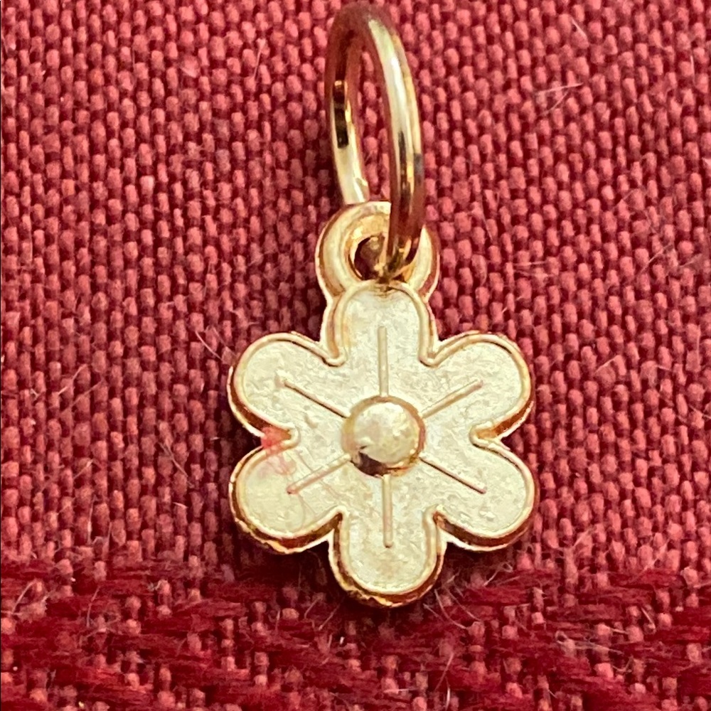 5/$10❤️❤️❤️NEW Rose Gold Tone Flower Pendant Charm